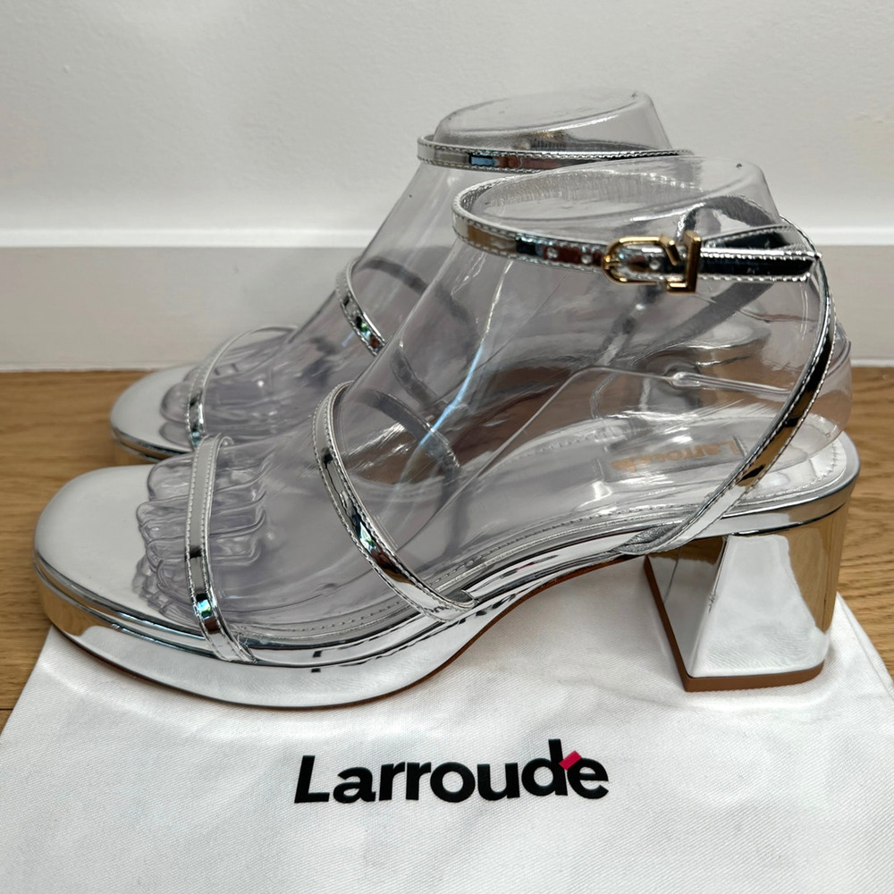 BRAND NEW Larroudé Gio Sandal In Silver Metalic Specchio Block Heel, Size 8